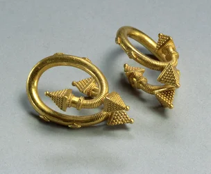 Een paar spiraalvormige oorbellen, ca. 450-400 v.Chr.